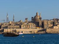 Zweimaster vor Valetta Kulisse mit Saint Paul Kathedrale und Karmeliter Kirchenkuppel - Malta